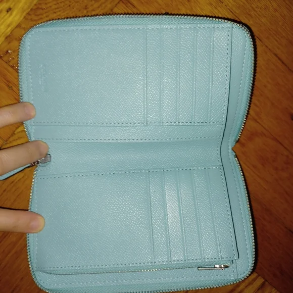 COACH MEDIUM ZIP AROUND WALLET - Picture 3 of 10